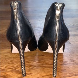 Leather heels with zipper detail